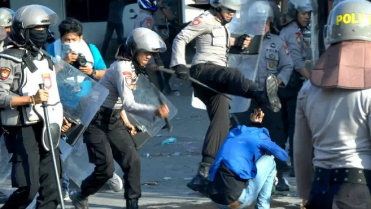 Beda Polisi Hongkong & Indonesia Hadapi Demonstran