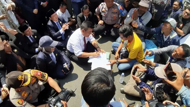 Duduk di Aspal Panas, Wali Kota Cirebon Beri Jaminan Kebebasan Pers
