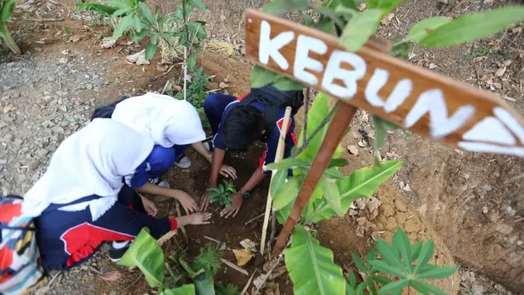 Ratusan Siswa Tanam Pohon di Wetland Park Cisurupan 