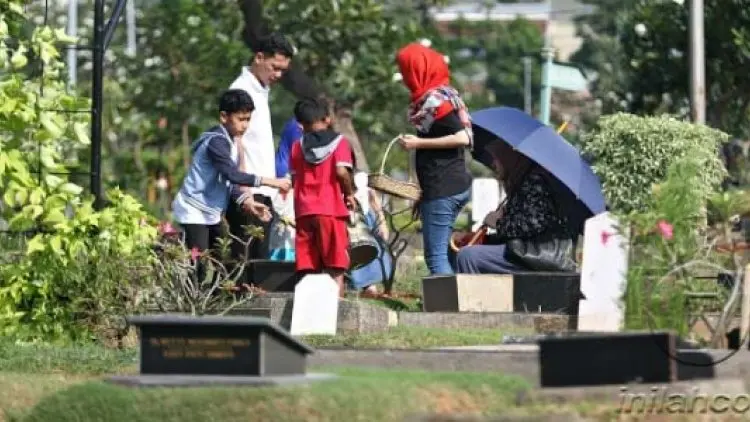 Tabur Bunga di Makam Bukan Tradisi Islam