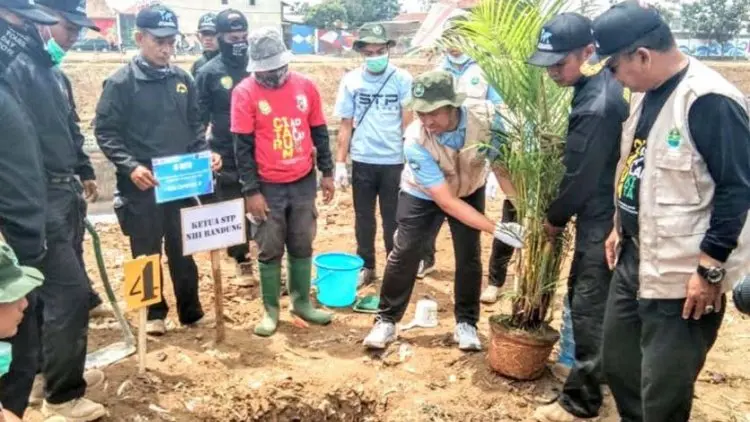 Bersih-bersih dan Tanam Pohon di Hari Pariwisata Sedunia