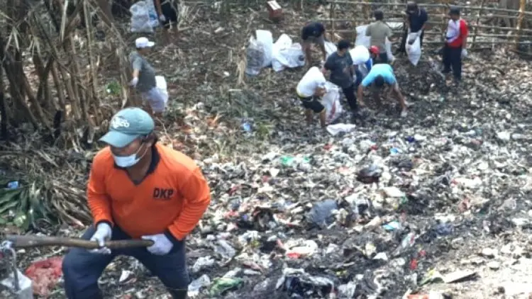 Bukit Sampah di Cilebut Mulai Dibersihkan 