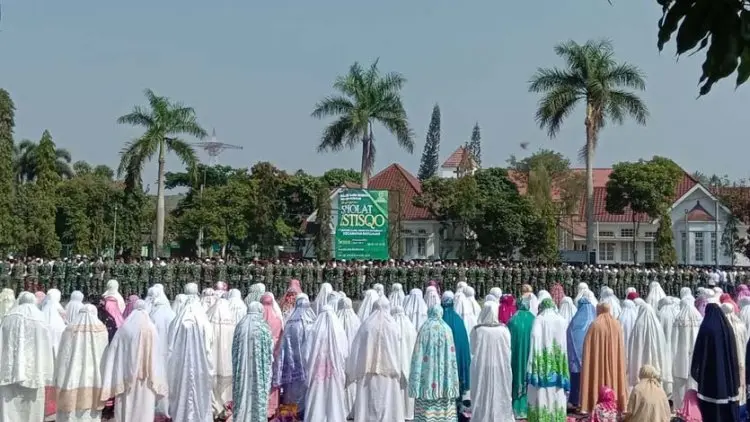 Munajat Ribuan Warga Batujajar dalam Salat Istiska