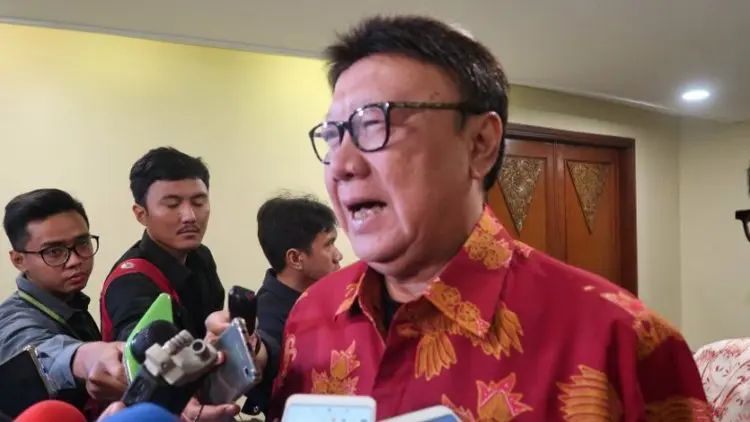 Presiden Jokowi Tunjuk Tjahjo Kumolo Rangkap Jadi Plt Menkumham