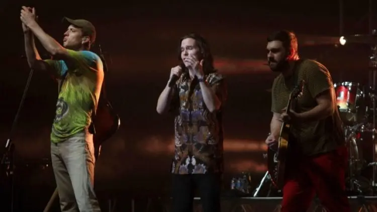 Lukas Graham Kenakan Batik saat Konser di Jakarta