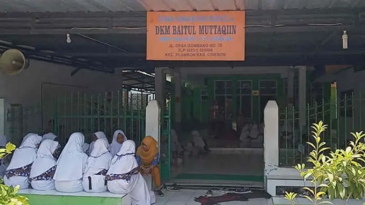 Kelas Ambruk, Siswa SMPN 2 Plumbon Belajar di Musala