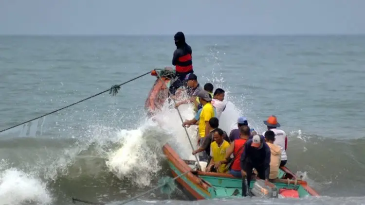 Taifun Mitag Picu Gelombang Empat Meter di Perairan Indonesia