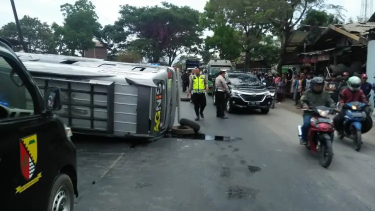 Mini Bus Oleng di Jalan Raya Bypass Cicalengka, Nunung Tewas Terpental