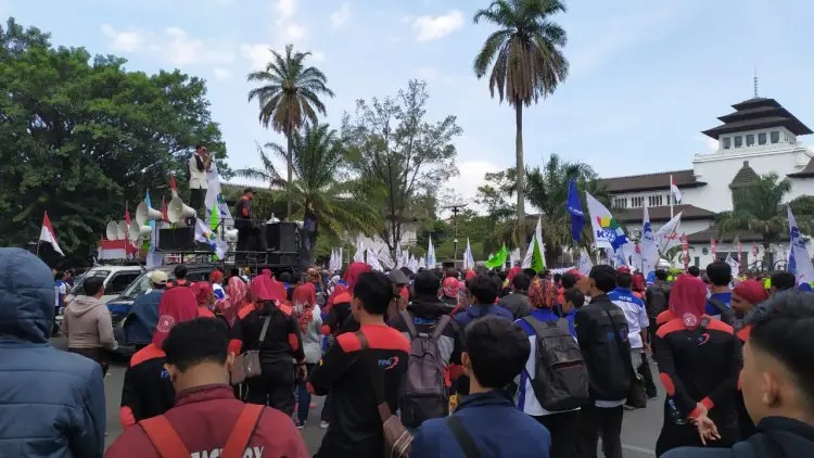 Massa Buruh Geruduk Gedung Sate