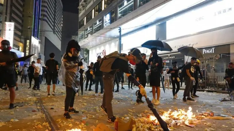 Di Hong Kong, Pemrotes Bidik Tempat Usaha China dan Pro-Beijing