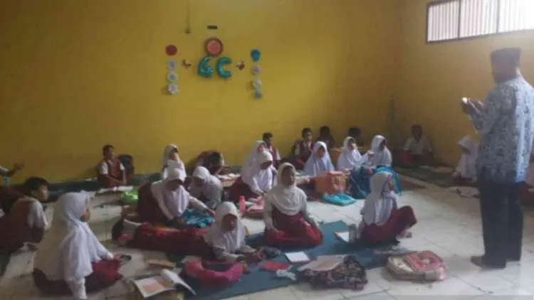 Duh, Ratusan Sekolah di Bekasi Tak Punya Meja dan Kursi