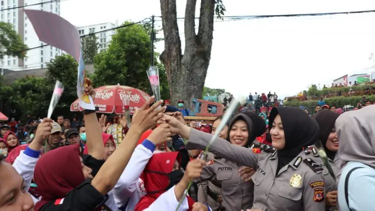 Adem.... Para Polwan Cantik Tebar Bunga ke Pendemo di Gedung Sate