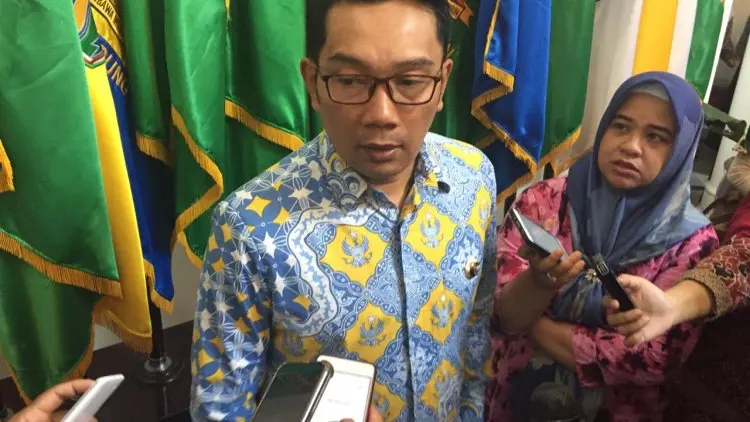 Ketika Emil Kenakan Garuda Kujang Kencana di Hari Batik