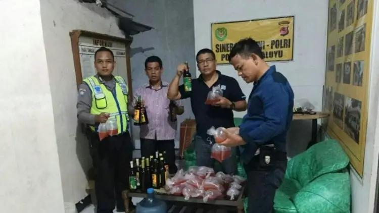 Puluhan Kantong Miras Oplosan Diamankan di Cianjur