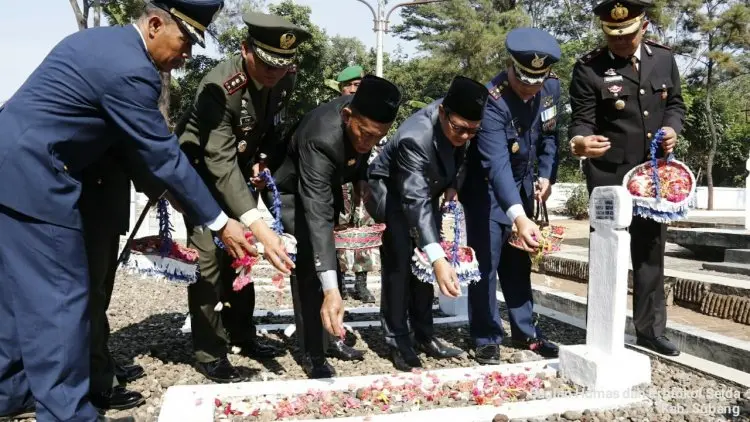 HUT ke-74 TNI, Bupati Subang Ziarah di TMP Cidongkol