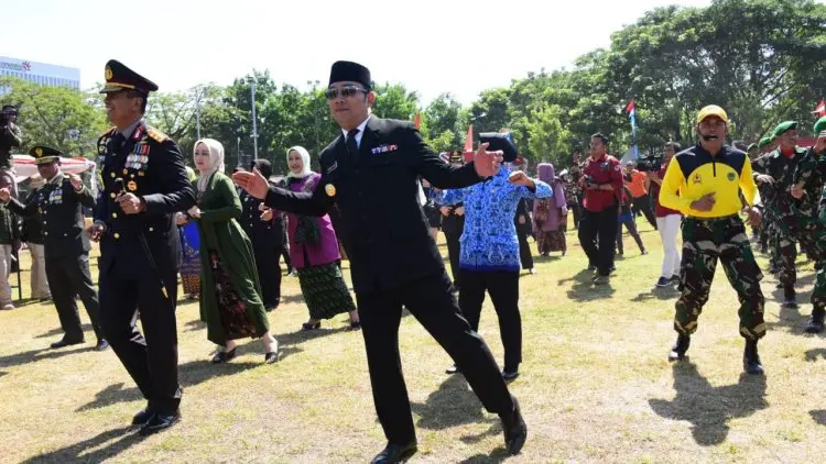 HUT TNI ke-74, Gubernur Jabar Menari Sajojo dengan Prajurit