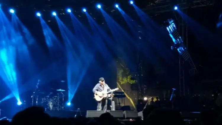Kejutan Iwan Fals di Panggung Synchronize Festival