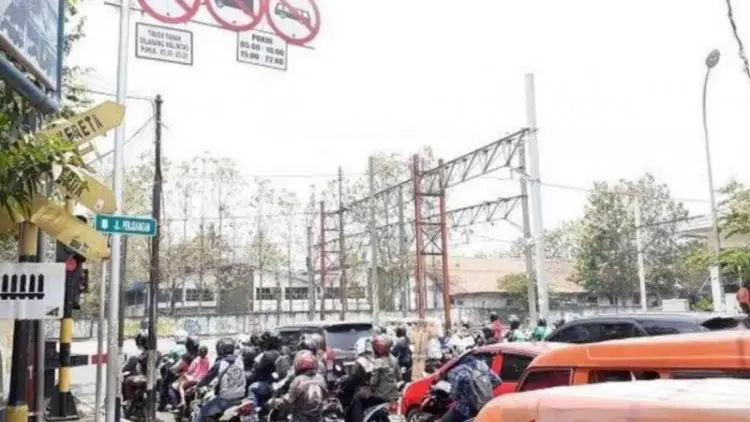 Bekasi Batasi Jam Operasional Truk Tanah