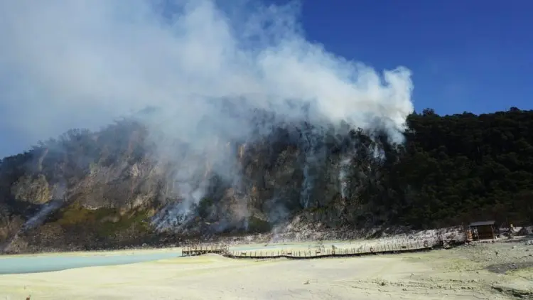 Kebakaran Hutan Belum Padam, Kawah Putih Ditutup