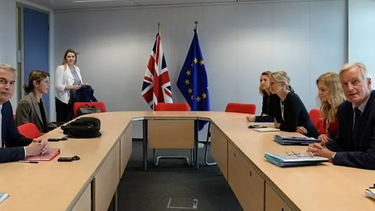 PM Inggris Desak Presiden Prancis 'Percepat' Soal Brexit