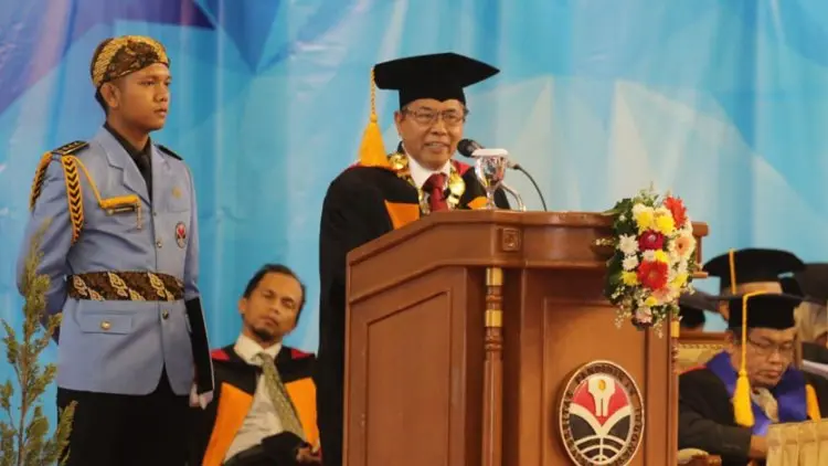 Prof Asep Kadarohman: Jadilah Pelopor dan Unggul 4.760 Wisudawan UPI 