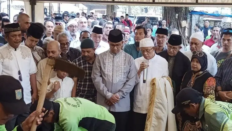 Anies Kenang Sosok Ibu Atikah Saat Pemakaman