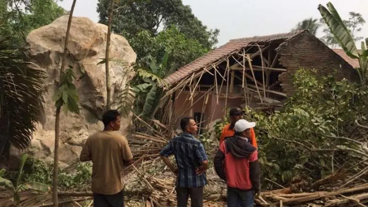 Sebanyak Tujuh Rumah Rusak Parah Tertimpa Batu Besar