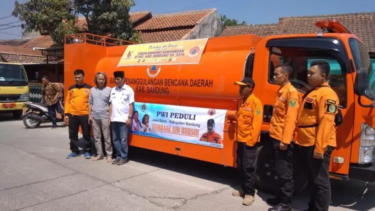 PWI Jabar dan Kabupaten Bandung Salurkan Bantuan Air Bersih