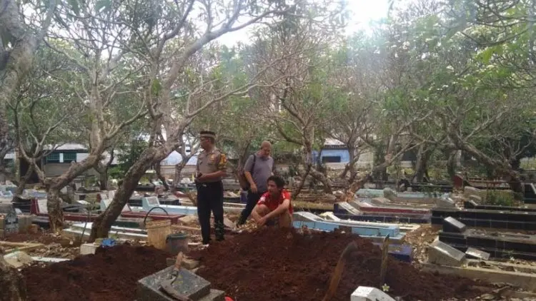 Tanah Kering Jadi Kendala Penggalian Kubur untuk Akbar Alamsyah