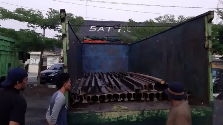 30 Ton Besi Rel Kereta Api Dicuri, Polres Waykanan Tangkap Pelakunya