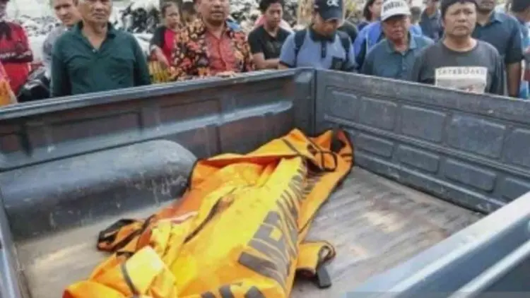 Geger, Mayat Tersangkut Pintu Air di Cikarang