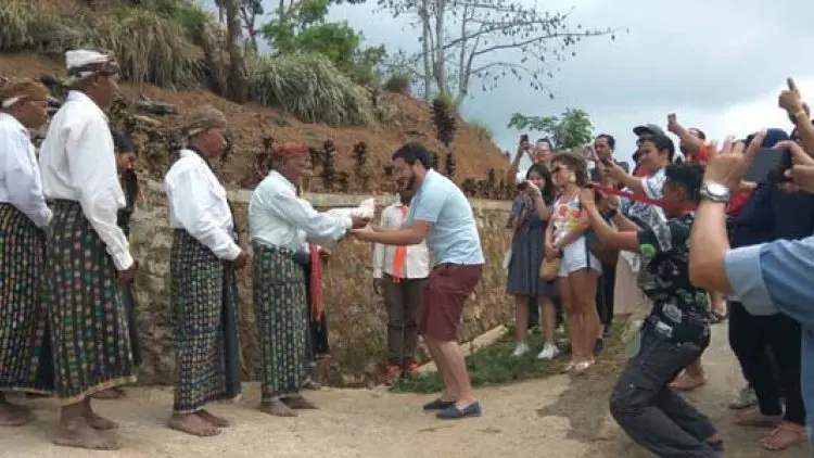 Atraksi Seni Liang Ndara Disajikan kepada Famtrip