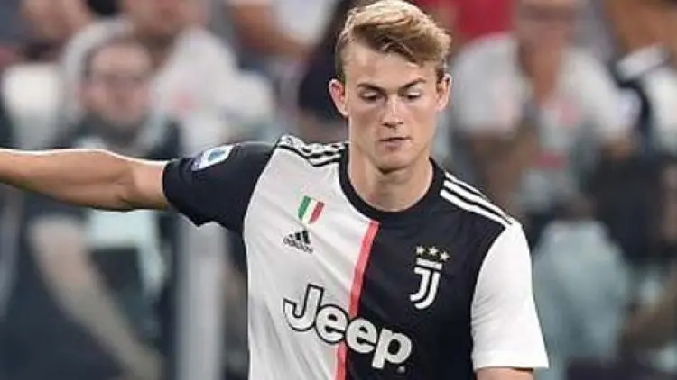 Van der Sar: De Ligt Sama dengan CR7