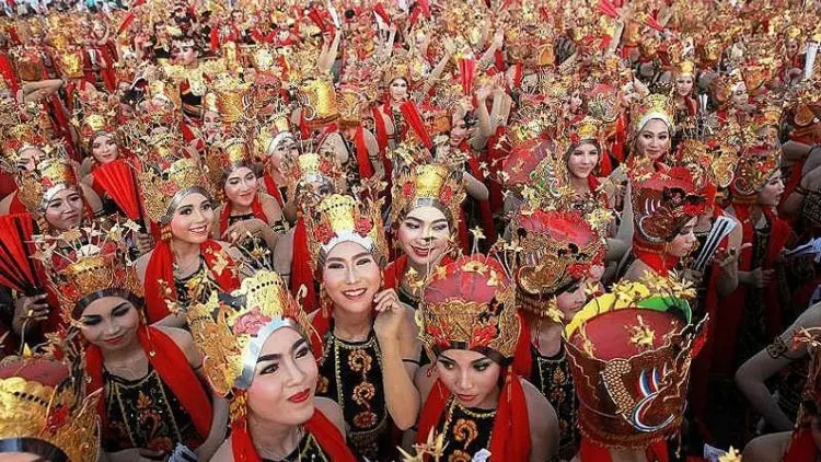 Keren, 1.300 Orang Menari Gandrung Sewu Bersamaan