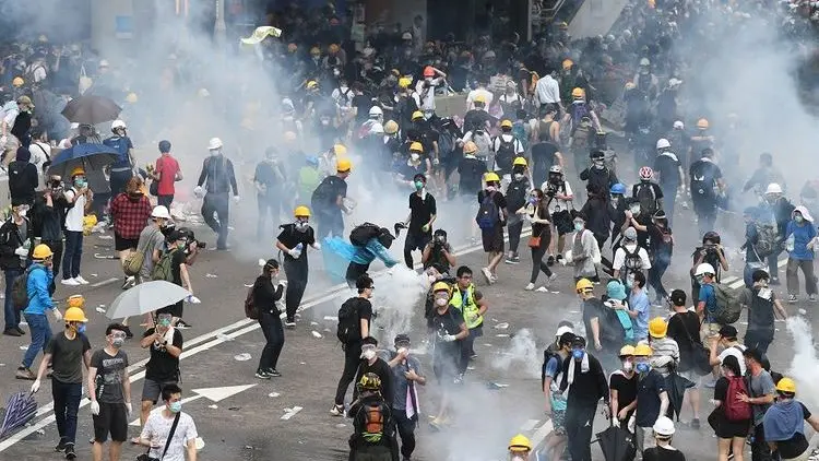 Pengunjuk Rasa Hong Kong dan Polisi Bentrok