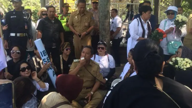 Puluhan Ibu-ibu Kota Bandung Gelar Aksi Simpatik