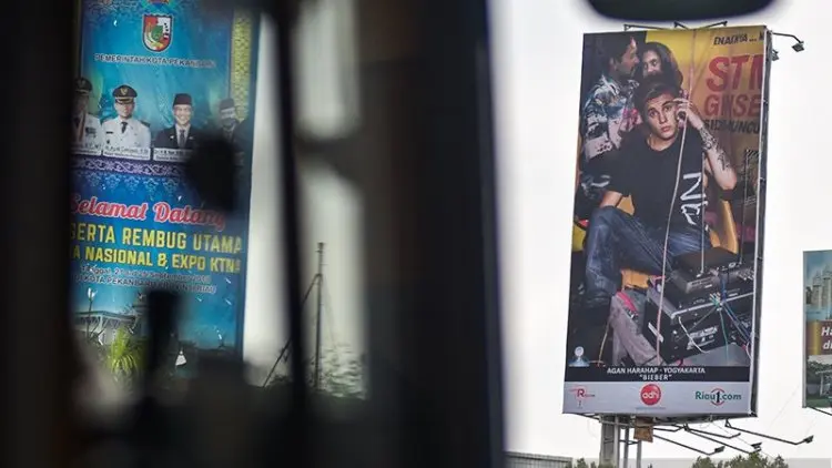 Billboard Unik Justin Bieber di Warung STMJ Pekanbaru