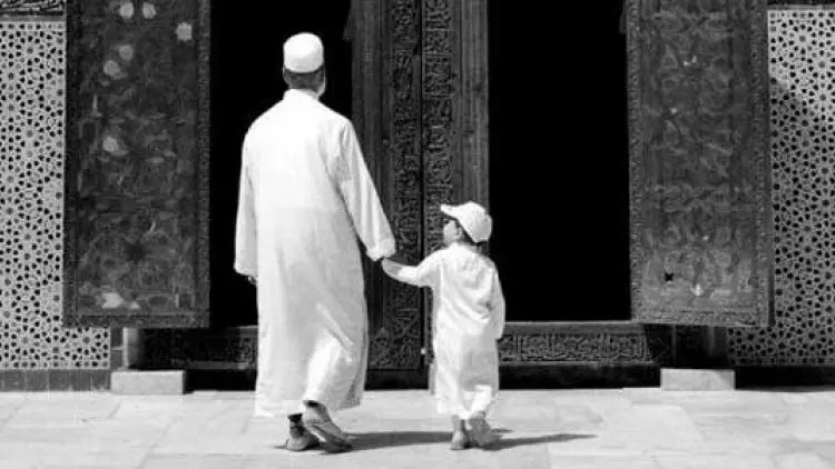 Kisah Humor Seorang Anak dan Jubah Sang Ayah