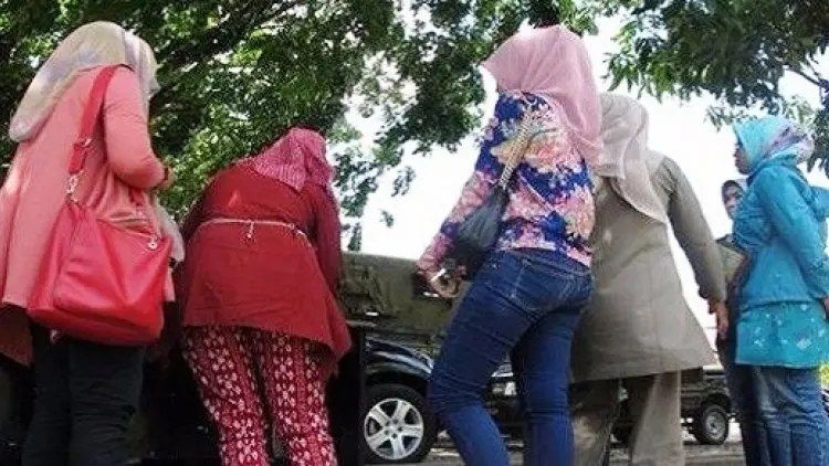 Hukum Wanita Pakai Celana Panjang