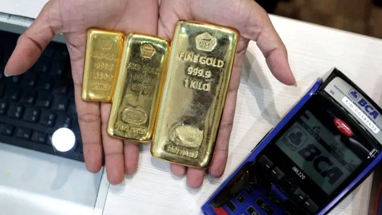 Harga Emas Berjangka Turun 1%