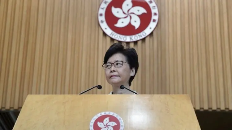 Pemimpin Hong Kong Hentikan Pidato Karena Gangguan Anggota Parlemen
