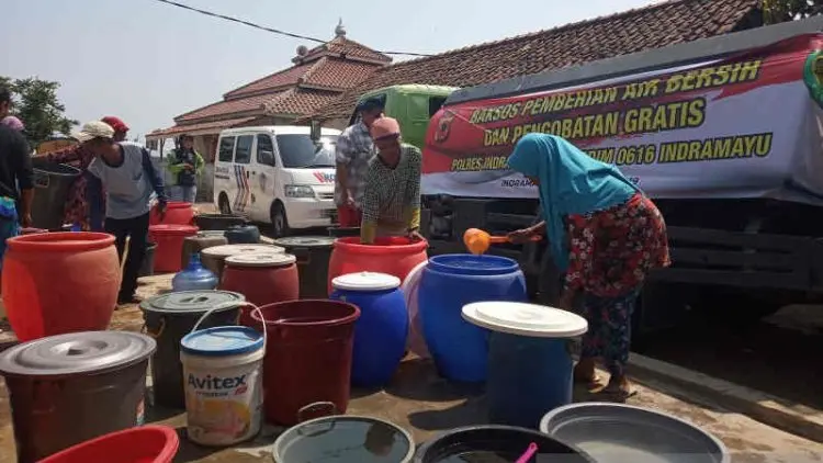 Polres Indramayu Berikan Bantuan Air Bersih dan Pengobatan Gratis