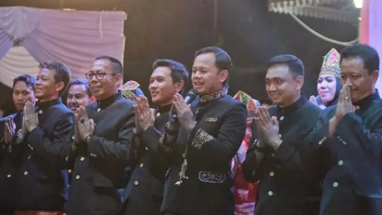 Bima Arya Ikut Menari Saman Bersama Lurah dan Camat
