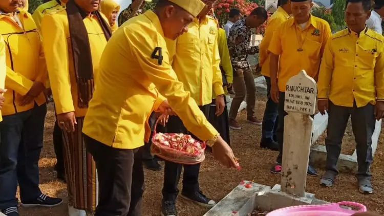 Peringati Hari Jadi ke-55, Pengurus Golkar Purwakarta Gelar Ziarah Kubur