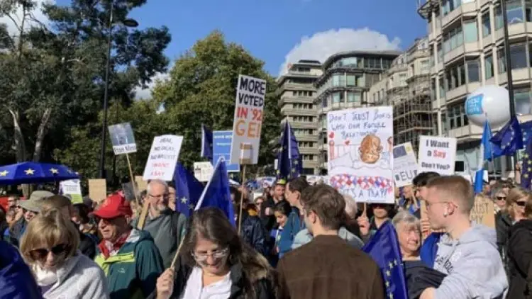 Puluhan Ribu Orang di London Tuntut Referendum Baru Brexit