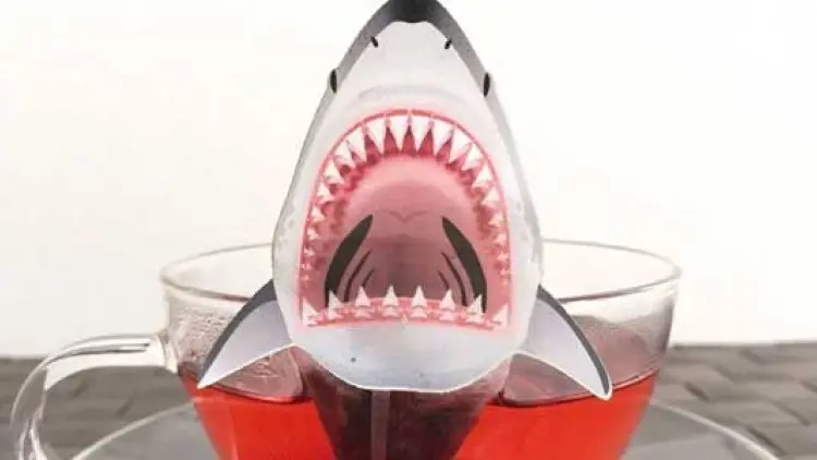 Teh Celup Ini Punya Bentuk Unik, Mirip Ikan Hiu