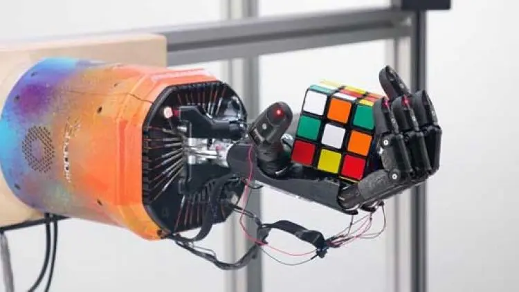 Robot Pecahkan Kubus Rubik dengan Satu Tangan