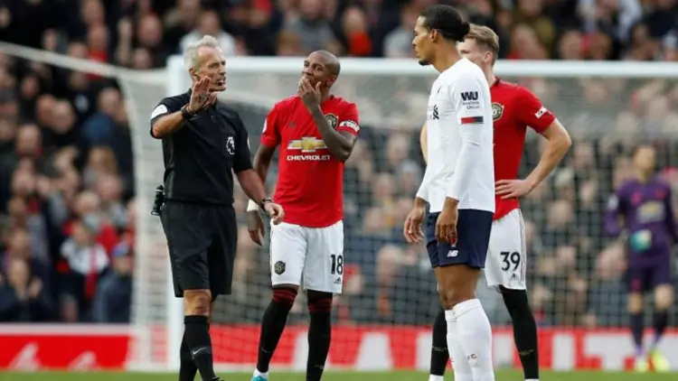 Gol Kontroversial MU Kontra Liverpool di Mata Neville dan Carragher