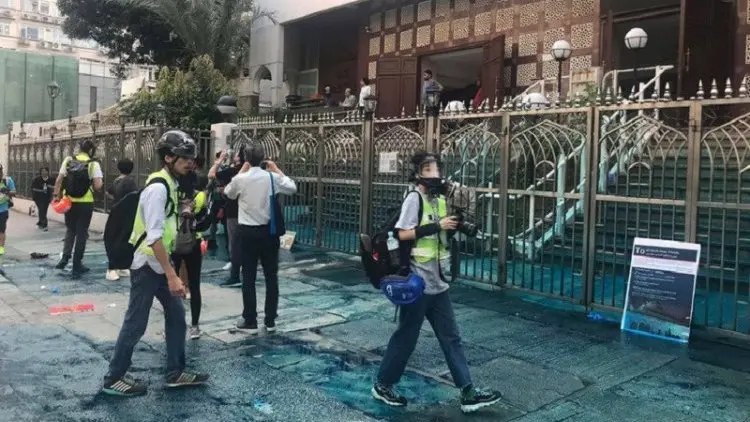 Polisi Hong Kong Tembakan Meriam Air ke Masjid