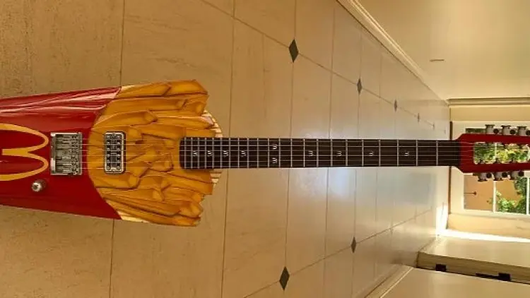 Gitar Bentuk Unik ala Kentang Goreng McDonald's